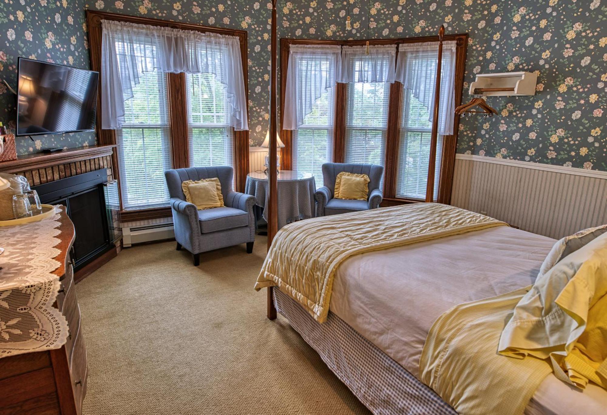 Rockwell Falls Inn And Wine Bar Lake Luzerne Quarto foto
