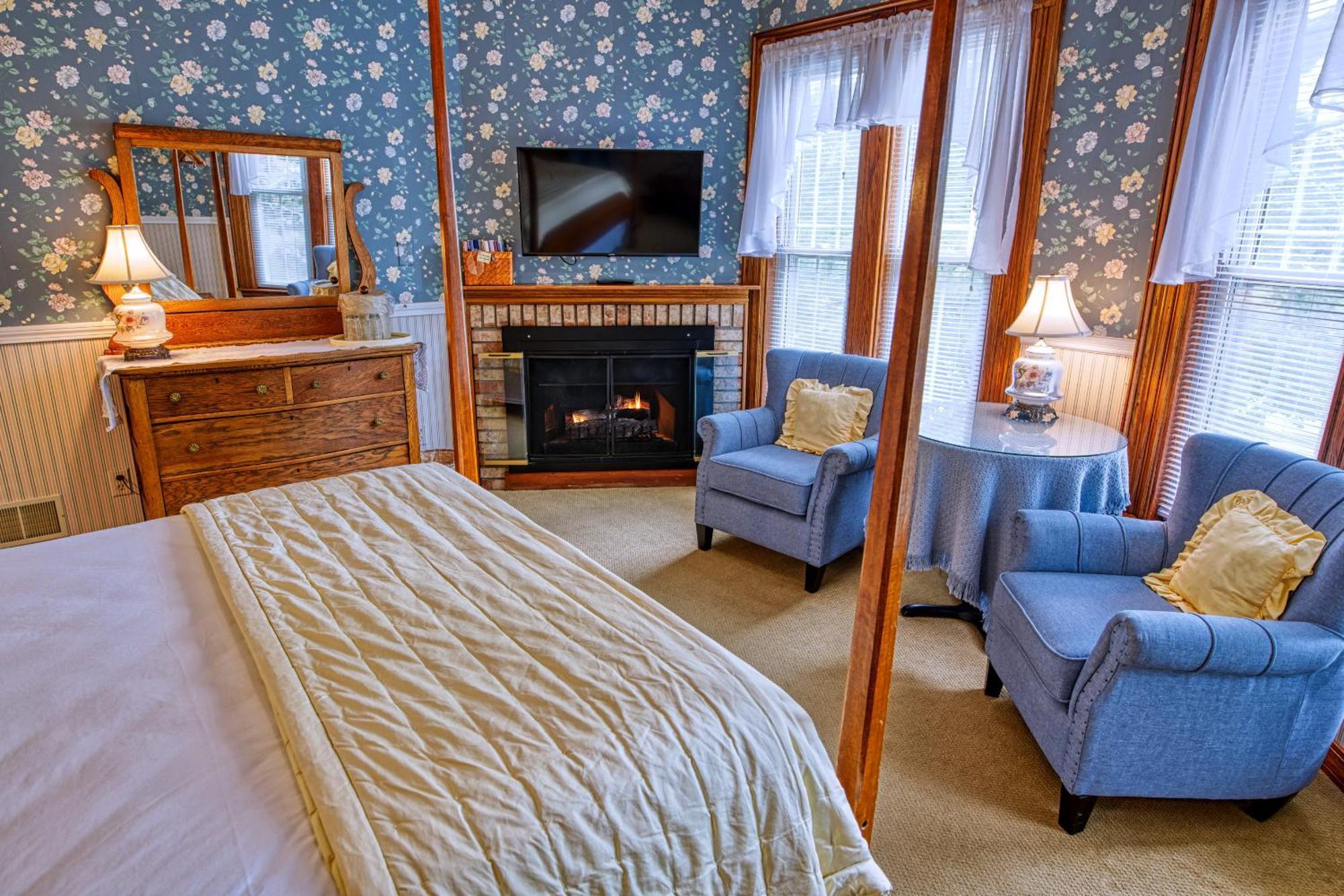 Rockwell Falls Inn And Wine Bar Lake Luzerne Quarto foto